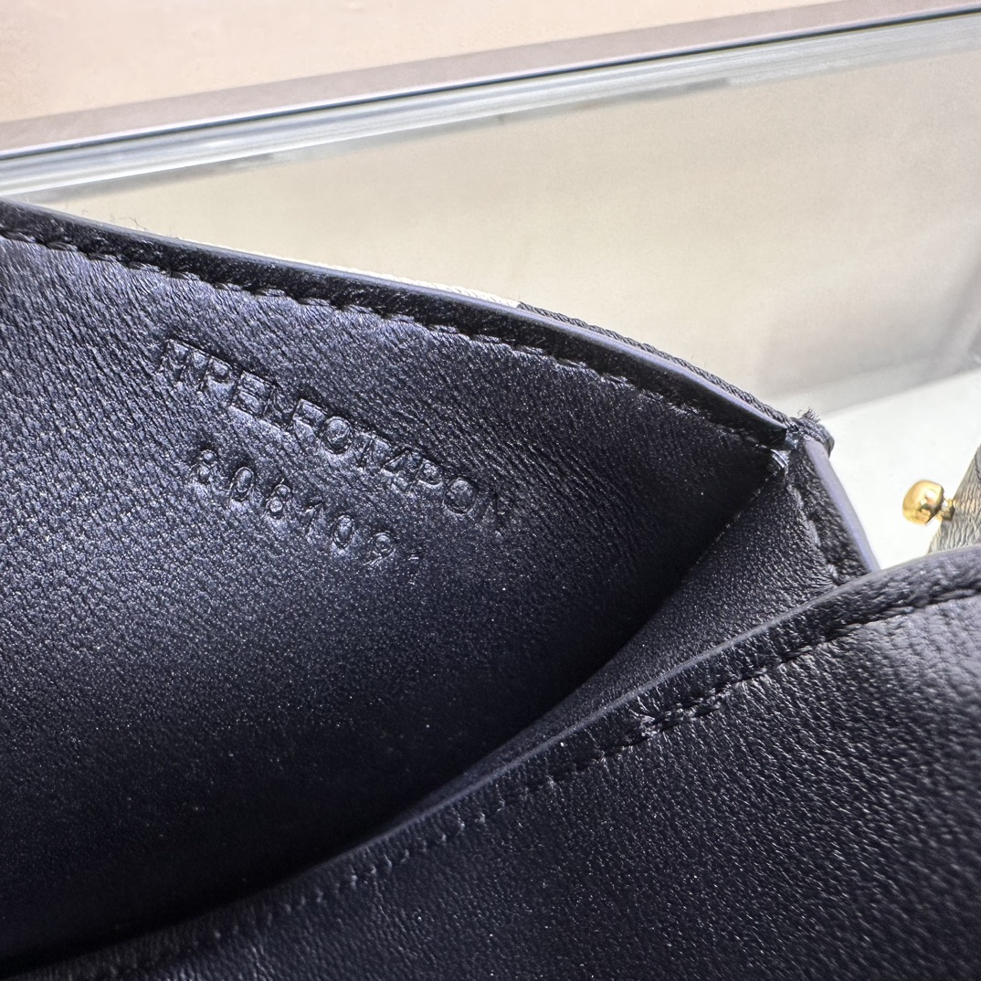 Burberry B&B is made of grained calfskin. Crafted in an Italian workshop, the interior is made of checkered embossed leather Small size: 19× 6× 16cm 5 Burberry B&B is made of grained calfskin. Crafted in an Italian workshop, the interior is made of checkered embossed leather Small size: 19× 6× 16cm - Image 5