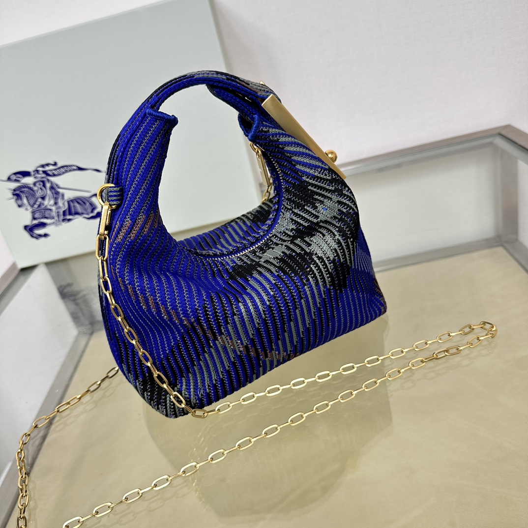 Burberry knitted in Italy and decorated with B's exclusive plaid. Lightweight and unlined size 16× 10x26cm 6 Burberry knitted in Italy and decorated with B's exclusive plaid. Lightweight and unlined size 16× 10x26cm - Image 6