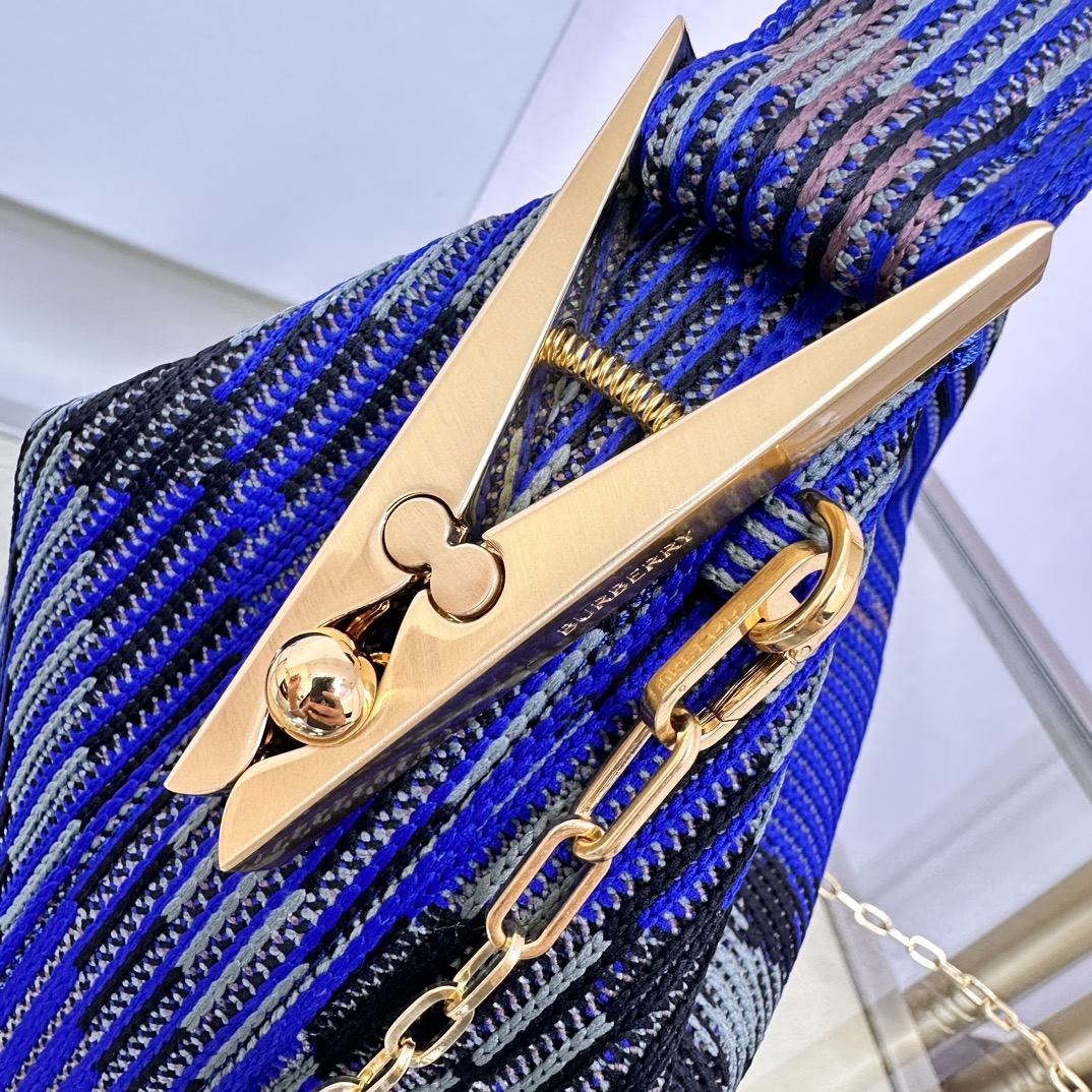 Burberry knitted in Italy and decorated with B's exclusive plaid. Lightweight and unlined size 16× 10x26cm 7 Burberry knitted in Italy and decorated with B's exclusive plaid. Lightweight and unlined size 16× 10x26cm - Image 7