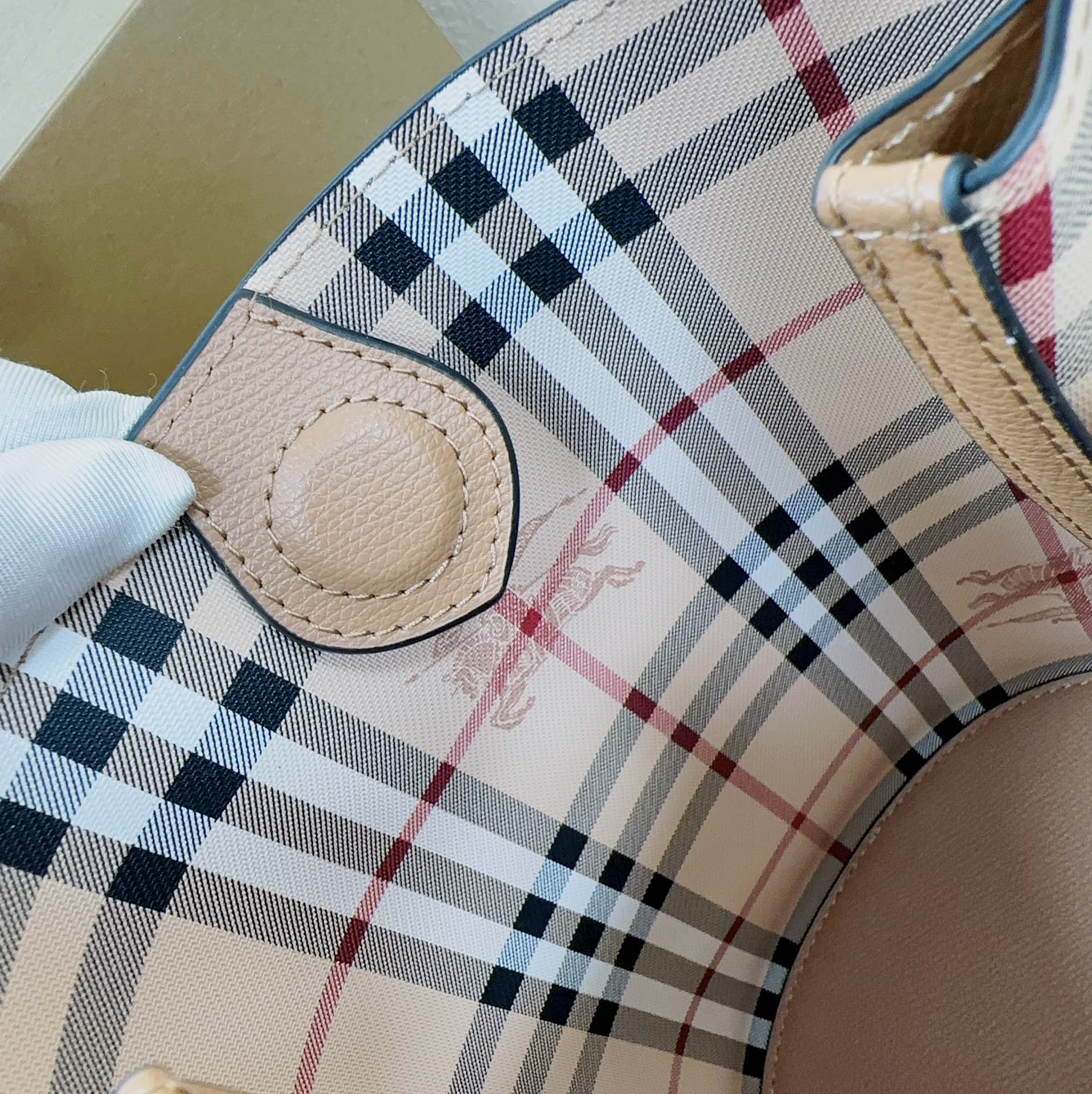 Burberry simple crossbody bucket bag is made of lightweight palm-grain leather by Italian 🌟 senior craftsmen⚒ and features classic Haymarket plaid Size 18.5 x 15 x 23.5cm 4 Burberry simple crossbody bucket bag is made of lightweight palm-grain leather by Italian 🌟 senior craftsmen⚒ and features classic Haymarket plaid Size 18.5 x 15 x 23.5cm - Image 4