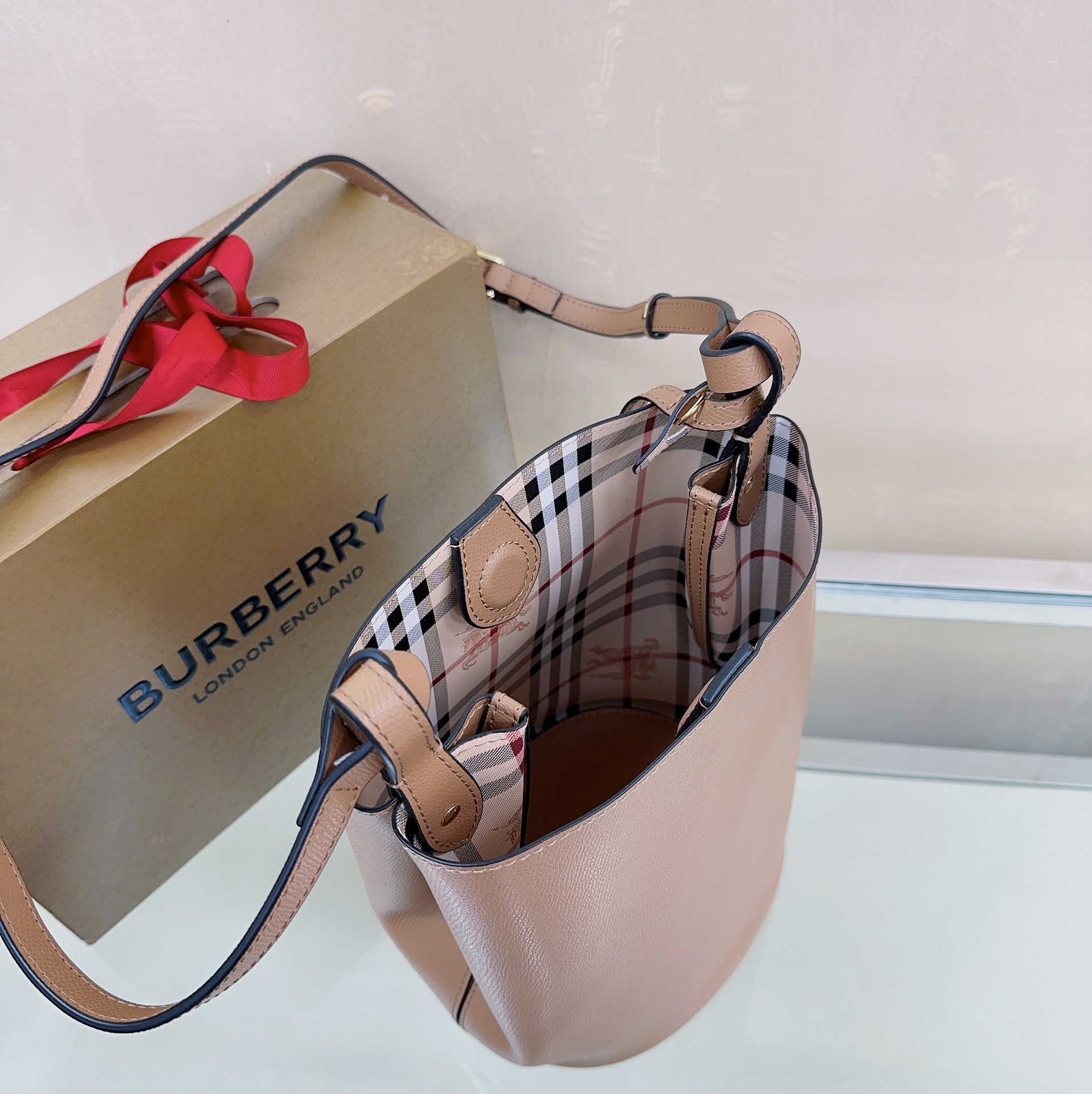 Burberry simple crossbody bucket bag is made of lightweight palm-grain leather by Italian 🌟 senior craftsmen⚒ and features classic Haymarket plaid Size 18.5 x 15 x 23.5cm 6 Burberry simple crossbody bucket bag is made of lightweight palm-grain leather by Italian 🌟 senior craftsmen⚒ and features classic Haymarket plaid Size 18.5 x 15 x 23.5cm - Image 6