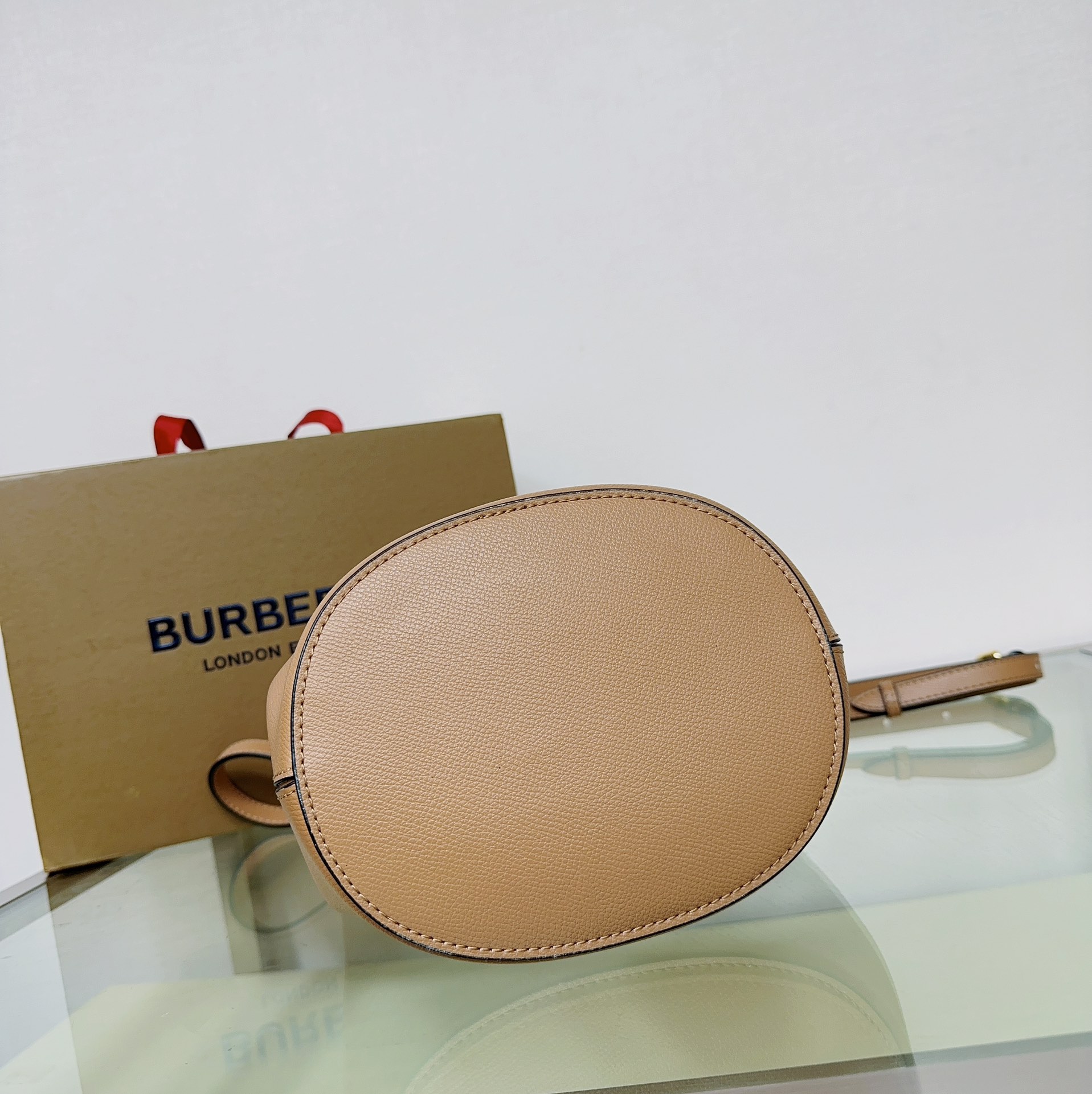Burberry simple crossbody bucket bag is made of lightweight palm-grain leather by Italian 🌟 senior craftsmen⚒ and features classic Haymarket plaid Size 18.5 x 15 x 23.5cm 7 Burberry simple crossbody bucket bag is made of lightweight palm-grain leather by Italian 🌟 senior craftsmen⚒ and features classic Haymarket plaid Size 18.5 x 15 x 23.5cm - Image 7