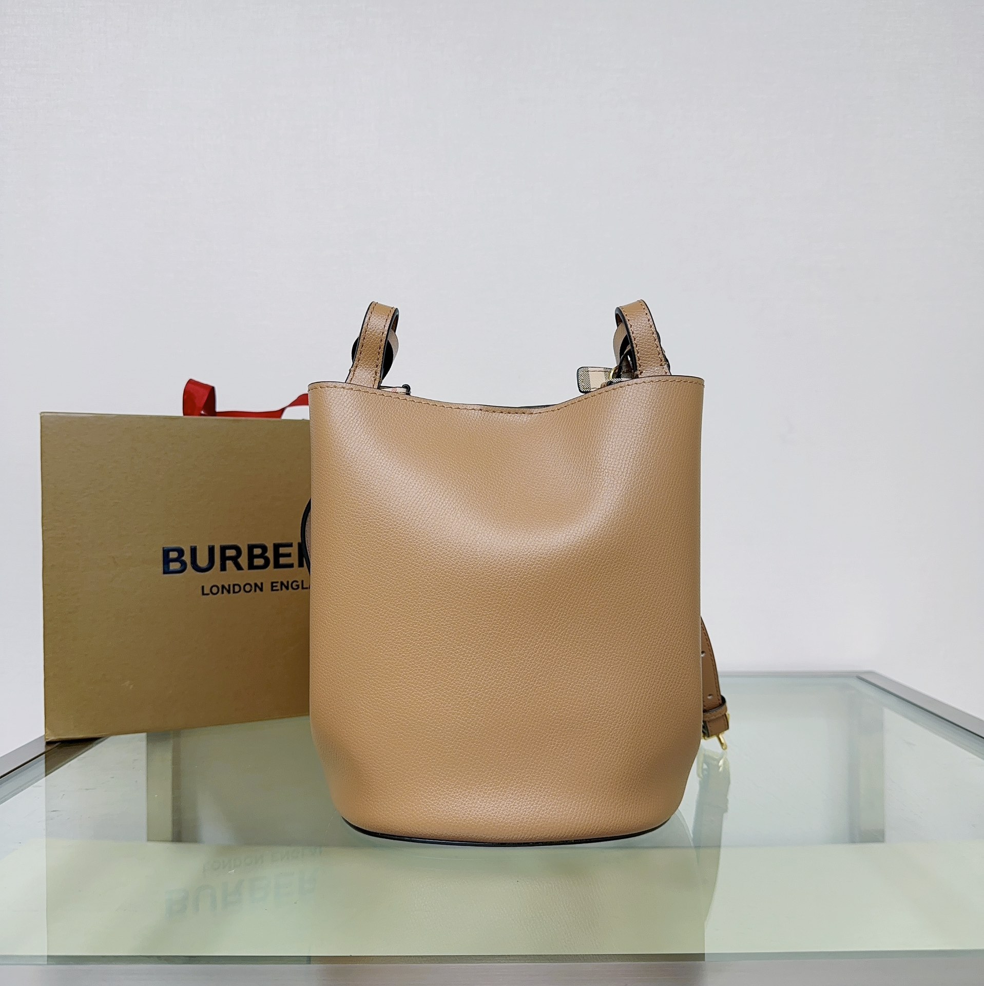 Burberry simple crossbody bucket bag is made of lightweight palm-grain leather by Italian 🌟 senior craftsmen⚒ and features classic Haymarket plaid Size 18.5 x 15 x 23.5cm 3 Burberry simple crossbody bucket bag is made of lightweight palm-grain leather by Italian 🌟 senior craftsmen⚒ and features classic Haymarket plaid Size 18.5 x 15 x 23.5cm - Image 3