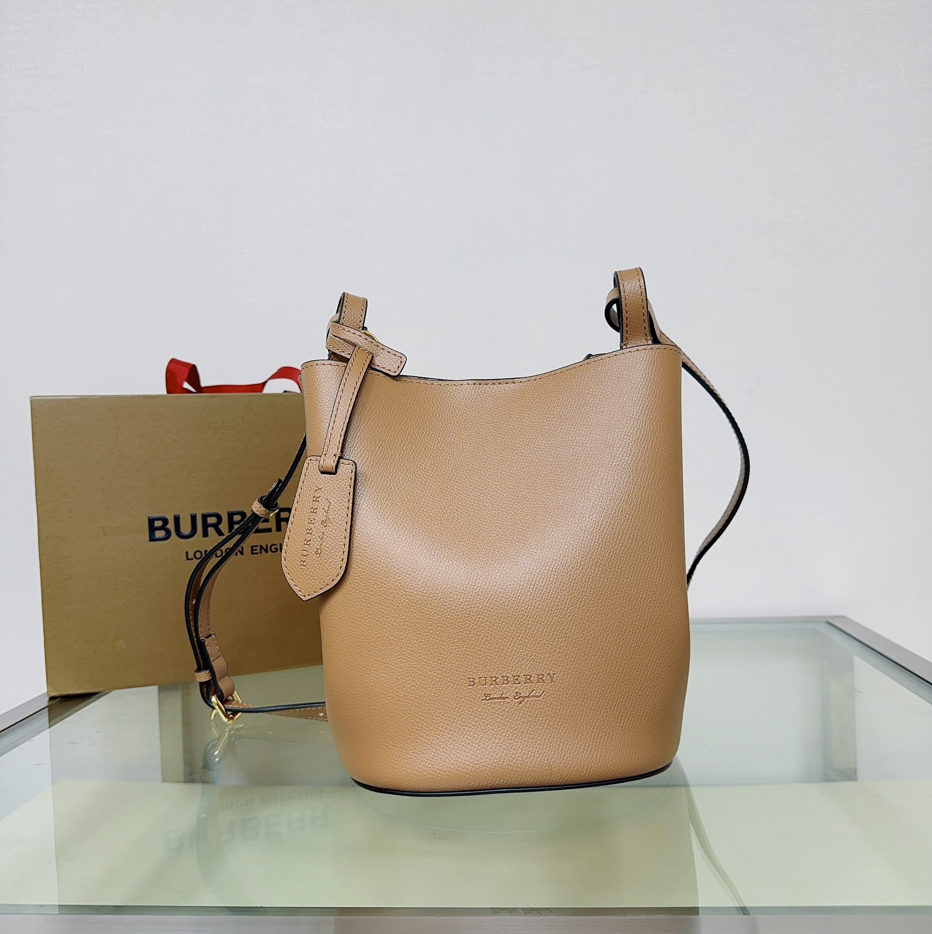Burberry simple crossbody bucket bag is made of lightweight palm-grain leather by Italian 🌟 senior craftsmen⚒ and features classic Haymarket plaid Size 18.5 x 15 x 23.5cm 9 Burberry simple crossbody bucket bag is made of lightweight palm-grain leather by Italian 🌟 senior craftsmen⚒ and features classic Haymarket plaid Size 18.5 x 15 x 23.5cm - Image 9