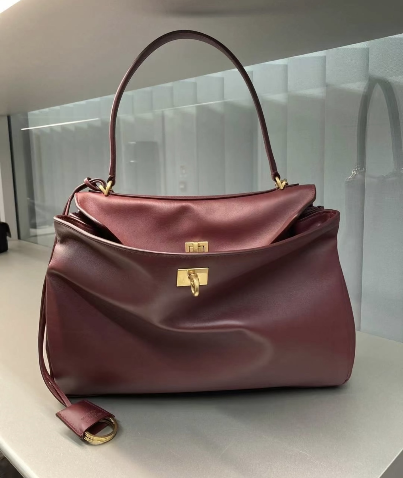 Balenciaga 𝑅𝑜𝑑𝑟𝑜The wine red in autumn and winter