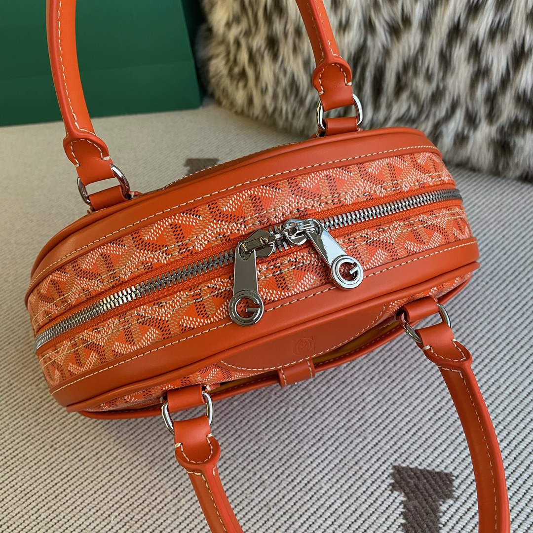 Goyard vintage bowling bag small This bag gives people a very delicate feeling, and it has a large capacity, and can easily hold the things you need for daily life. Size: 27x27x10.5cm 5 Goyard vintage bowling bag small This bag gives people a very delicate feeling, and it has a large capacity, and can easily hold the things you need for daily life. Size: 27x27x10.5cm - Image 5