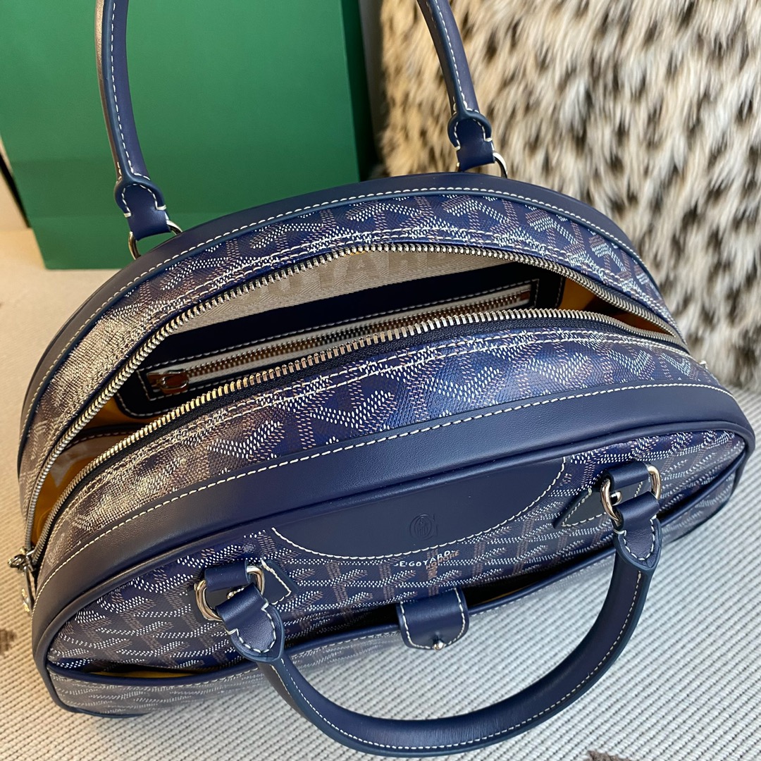 Goyard vintage bowling bag large This bag gives people a very delicate feeling, and it has a large capacity, and can easily hold the things you need for daily life. Size: 35×33x11.5cm 4 Goyard vintage bowling bag large This bag gives people a very delicate feeling, and it has a large capacity, and can easily hold the things you need for daily life. Size: 35×33x11.5cm - Image 4