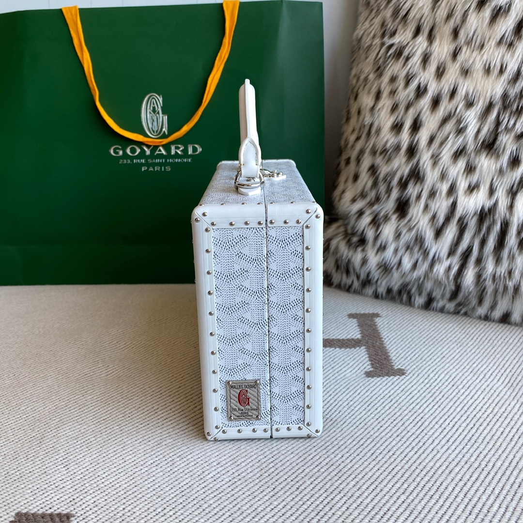 Goyard Hôtel Box Bag pays tribute to the box-making craftsmanship cherished by the House of Goyard Size: 17 cm x 7.7 cm x 24.5 cm 8 Goyard Hôtel Box Bag pays tribute to the box-making craftsmanship cherished by the House of Goyard Size: 17 cm x 7.7 cm x 24.5 cm - Image 8