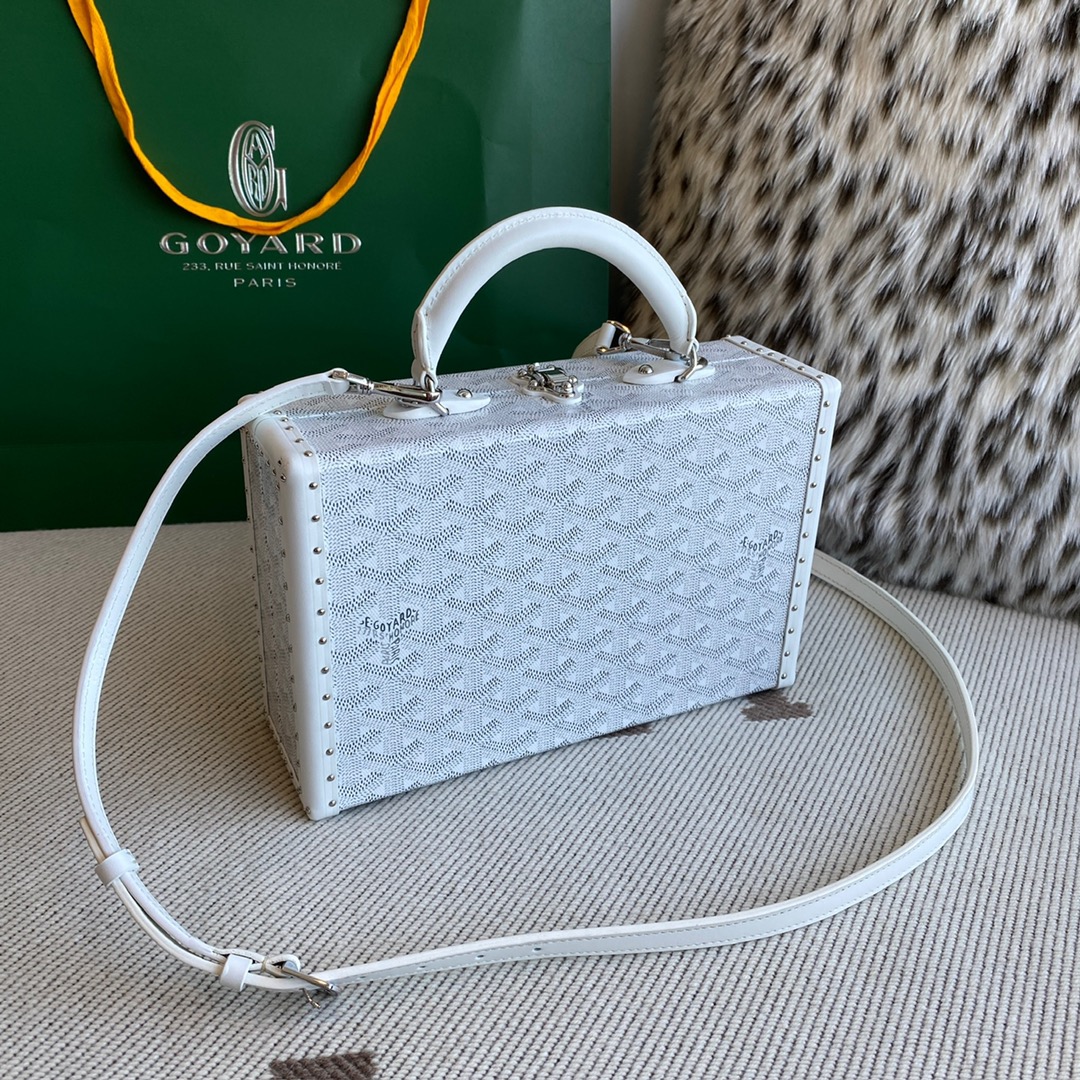 Goyard Hôtel Box Bag pays tribute to the box-making craftsmanship cherished by the House of Goyard Size: 17 cm x 7.7 cm x 24.5 cm 9 Goyard Hôtel Box Bag pays tribute to the box-making craftsmanship cherished by the House of Goyard Size: 17 cm x 7.7 cm x 24.5 cm - Image 9