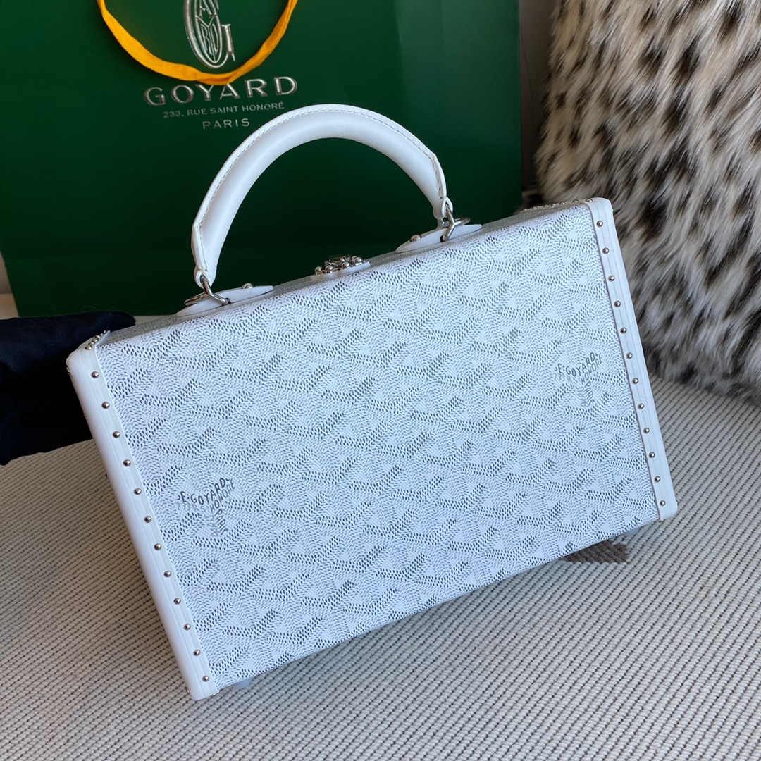 Goyard Hôtel Box Bag pays tribute to the box-making craftsmanship cherished by the House of Goyard Size: 17 cm x 7.7 cm x 24.5 cm 7 Goyard Hôtel Box Bag pays tribute to the box-making craftsmanship cherished by the House of Goyard Size: 17 cm x 7.7 cm x 24.5 cm - Image 7
