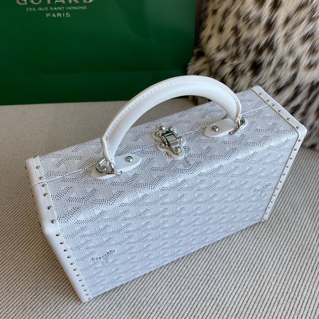 Goyard Hôtel Box Bag pays tribute to the box-making craftsmanship cherished by the House of Goyard Size: 17 cm x 7.7 cm x 24.5 cm 6 Goyard Hôtel Box Bag pays tribute to the box-making craftsmanship cherished by the House of Goyard Size: 17 cm x 7.7 cm x 24.5 cm - Image 6