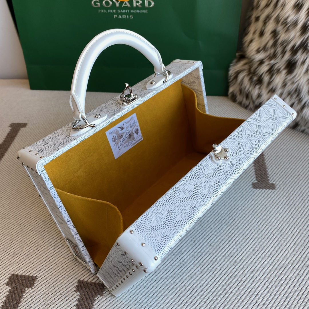 Goyard Hôtel Box Bag pays tribute to the box-making craftsmanship cherished by the House of Goyard Size: 17 cm x 7.7 cm x 24.5 cm 5 Goyard Hôtel Box Bag pays tribute to the box-making craftsmanship cherished by the House of Goyard Size: 17 cm x 7.7 cm x 24.5 cm - Image 5