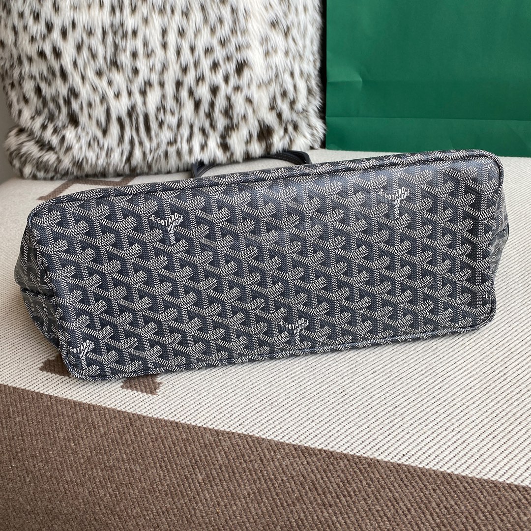 Goyard Chien Gris Pet Bag inherits the aesthetic and features of our classic Saint Louis bag. Designed to safely carry small dogs (2kg to 3kg), the removable and adjustable collar, inspired by our Edmond collar, ensures your dog is stable during transport Size: 27 cm x 15 cm x 33.5 cm, 415 g 5 Goyard Chien Gris Pet Bag inherits the aesthetic and features of our classic Saint Louis bag. Designed to safely carry small dogs (2kg to 3kg), the removable and adjustable collar, inspired by our Edmond collar, ensures your dog is stable during transport Size: 27 cm x 15 cm x 33.5 cm, 415 g - Image 5