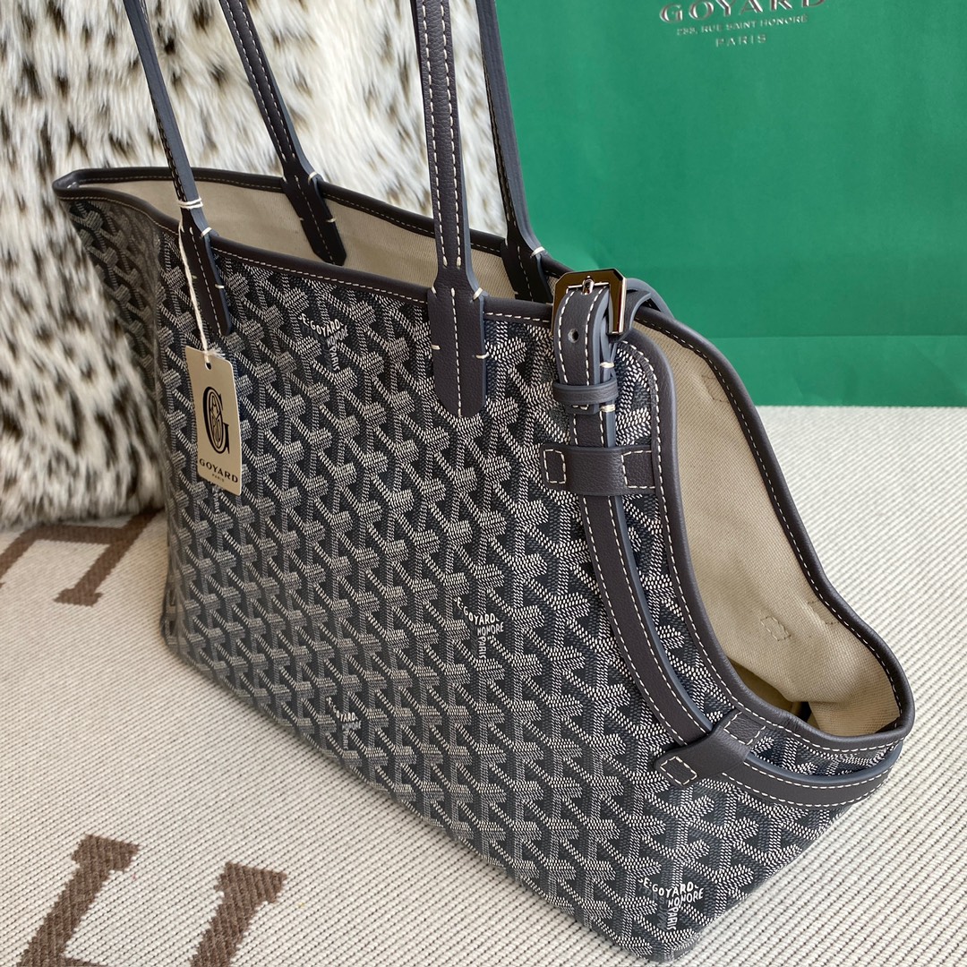 Goyard Chien Gris Pet Bag inherits the aesthetic and features of our classic Saint Louis bag. Designed to safely carry small dogs (2kg to 3kg), the removable and adjustable collar, inspired by our Edmond collar, ensures your dog is stable during transport Size: 27 cm x 15 cm x 33.5 cm, 415 g 9 Goyard Chien Gris Pet Bag inherits the aesthetic and features of our classic Saint Louis bag. Designed to safely carry small dogs (2kg to 3kg), the removable and adjustable collar, inspired by our Edmond collar, ensures your dog is stable during transport Size: 27 cm x 15 cm x 33.5 cm, 415 g - Image 9