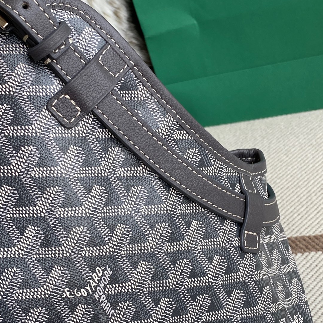 Goyard Chien Gris Pet Bag inherits the aesthetic and features of our classic Saint Louis bag. Designed to safely carry small dogs (2kg to 3kg), the removable and adjustable collar, inspired by our Edmond collar, ensures your dog is stable during transport Size: 27 cm x 15 cm x 33.5 cm, 415 g 3 Goyard Chien Gris Pet Bag inherits the aesthetic and features of our classic Saint Louis bag. Designed to safely carry small dogs (2kg to 3kg), the removable and adjustable collar, inspired by our Edmond collar, ensures your dog is stable during transport Size: 27 cm x 15 cm x 33.5 cm, 415 g - Image 3