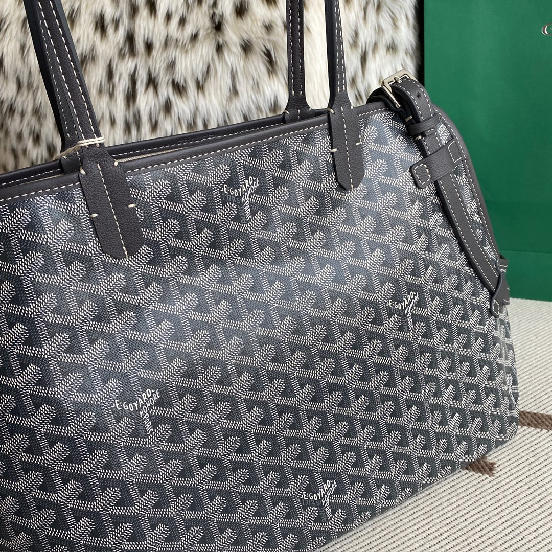 Goyard Chien Gris Pet Bag inherits the aesthetic and features of our classic Saint Louis bag. Designed to safely carry small dogs (2kg to 3kg), the removable and adjustable collar, inspired by our Edmond collar, ensures your dog is stable during transport Size: 27 cm x 15 cm x 33.5 cm, 415 g 8 Goyard Chien Gris Pet Bag inherits the aesthetic and features of our classic Saint Louis bag. Designed to safely carry small dogs (2kg to 3kg), the removable and adjustable collar, inspired by our Edmond collar, ensures your dog is stable during transport Size: 27 cm x 15 cm x 33.5 cm, 415 g - Image 8