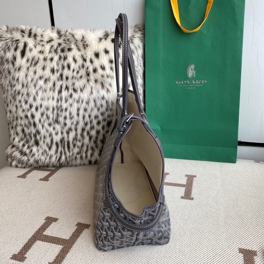 Goyard Chien Gris Pet Bag inherits the aesthetic and features of our classic Saint Louis bag. Designed to safely carry small dogs (2kg to 3kg), the removable and adjustable collar, inspired by our Edmond collar, ensures your dog is stable during transport Size: 27 cm x 15 cm x 33.5 cm, 415 g 7 Goyard Chien Gris Pet Bag inherits the aesthetic and features of our classic Saint Louis bag. Designed to safely carry small dogs (2kg to 3kg), the removable and adjustable collar, inspired by our Edmond collar, ensures your dog is stable during transport Size: 27 cm x 15 cm x 33.5 cm, 415 g - Image 7