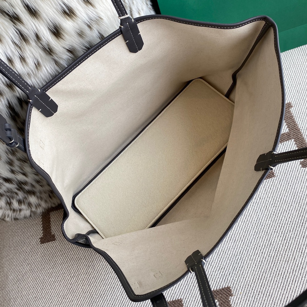 Goyard Chien Gris Pet Bag inherits the aesthetic and features of our classic Saint Louis bag. Designed to safely carry small dogs (2kg to 3kg), the removable and adjustable collar, inspired by our Edmond collar, ensures your dog is stable during transport Size: 27 cm x 15 cm x 33.5 cm, 415 g 6 Goyard Chien Gris Pet Bag inherits the aesthetic and features of our classic Saint Louis bag. Designed to safely carry small dogs (2kg to 3kg), the removable and adjustable collar, inspired by our Edmond collar, ensures your dog is stable during transport Size: 27 cm x 15 cm x 33.5 cm, 415 g - Image 6
