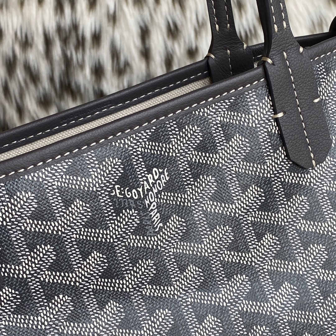 Goyard Chien Gris Pet Bag inherits the aesthetic and features of our classic Saint Louis bag. Designed to safely carry small dogs (2kg to 3kg), the removable and adjustable collar, inspired by our Edmond collar, ensures your dog is stable during transport Size: 27 cm x 15 cm x 33.5 cm, 415 g 4 Goyard Chien Gris Pet Bag inherits the aesthetic and features of our classic Saint Louis bag. Designed to safely carry small dogs (2kg to 3kg), the removable and adjustable collar, inspired by our Edmond collar, ensures your dog is stable during transport Size: 27 cm x 15 cm x 33.5 cm, 415 g - Image 4