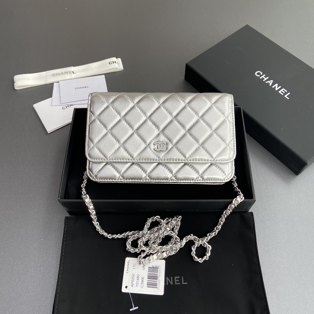 CHANEL White fine grain gold label w20×h13×d3.5cm