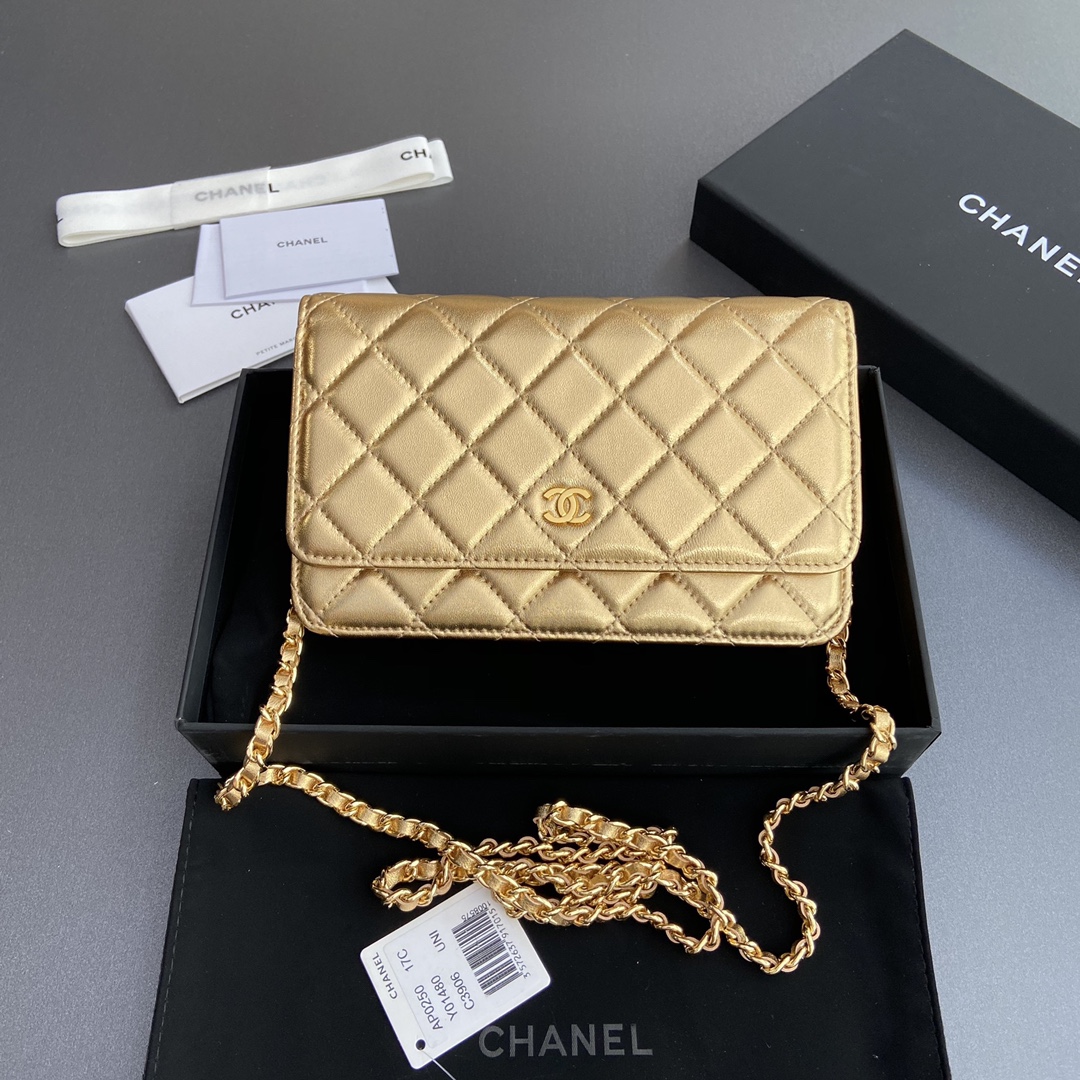 CHANEL Golden sheepskin with gold steel label w20×h13×d3.5cm