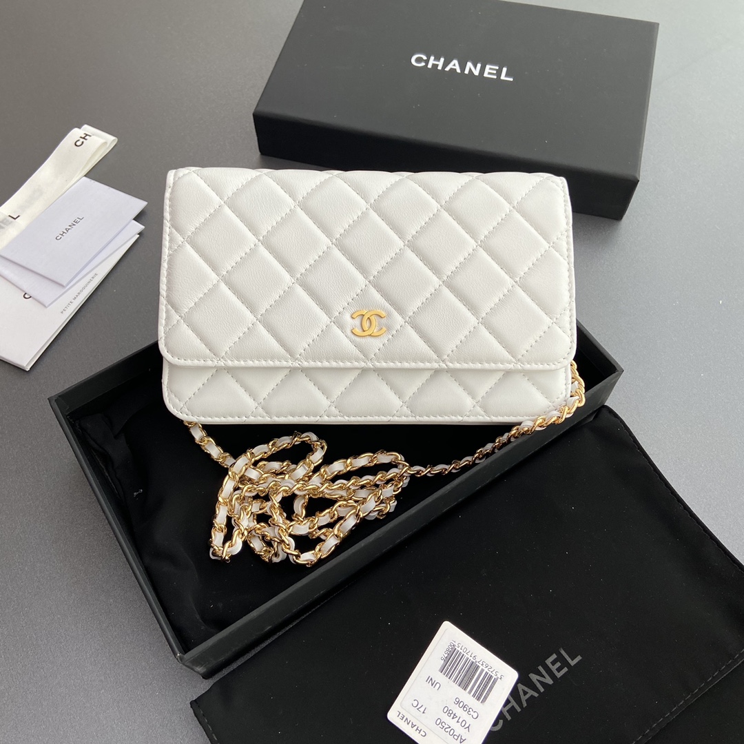 CHANEL White sheepskin with gold steel label w20×h13×d3.5cm