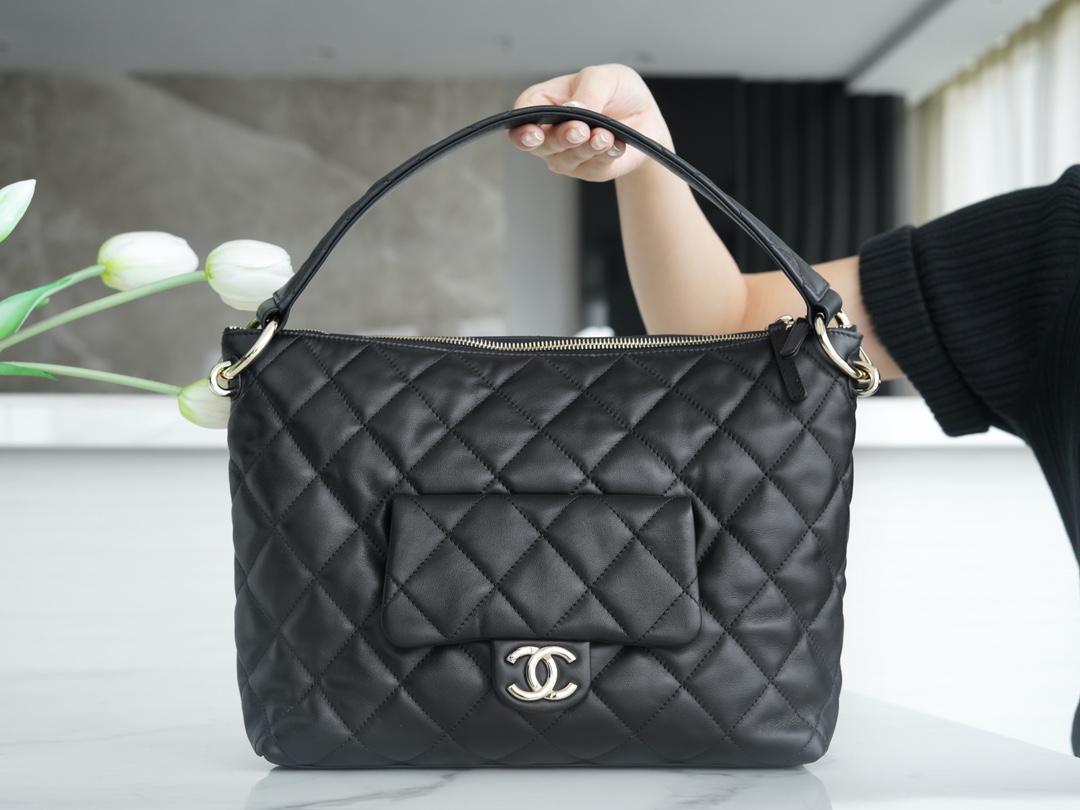 CHANELautumn and winter 𝒉𝒐𝒃𝒐 armpit dumpling bag This season's bags are very retro and vintage Size: 22.5*28*13cm