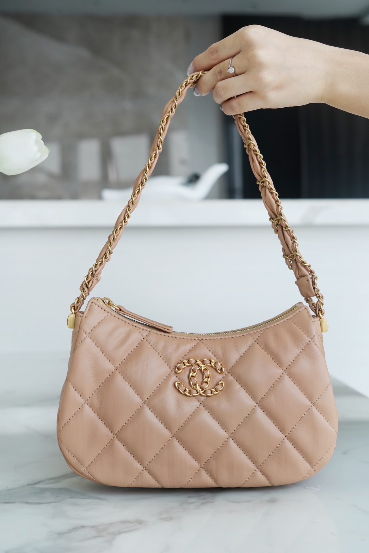 CHANEL ❶❾𝒉𝒐𝒃𝒐 Large milk tea color Retro wrinkled cowhide leather, classic 19-leather chain and double C buckle Size: 23*5*13cm