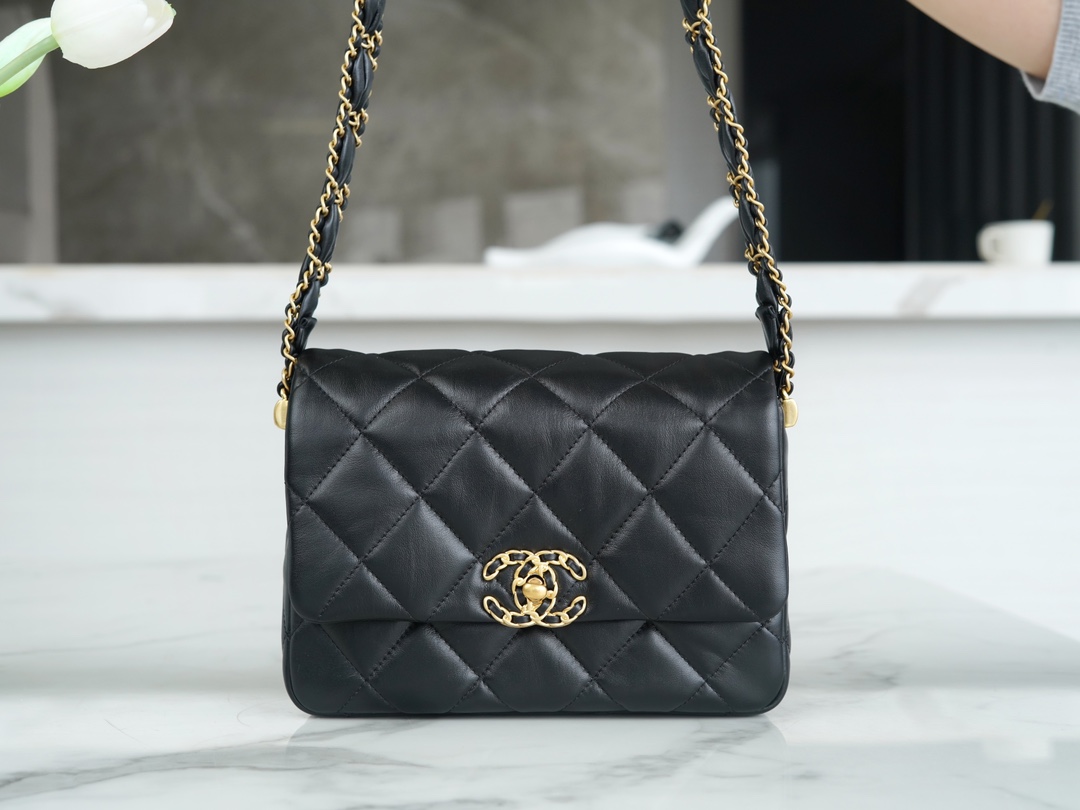 CHANEL Autumn Winter 19 Wide Strap Flap Bag The wide shoulder strap is made of black and gold wrinkled cowhide
