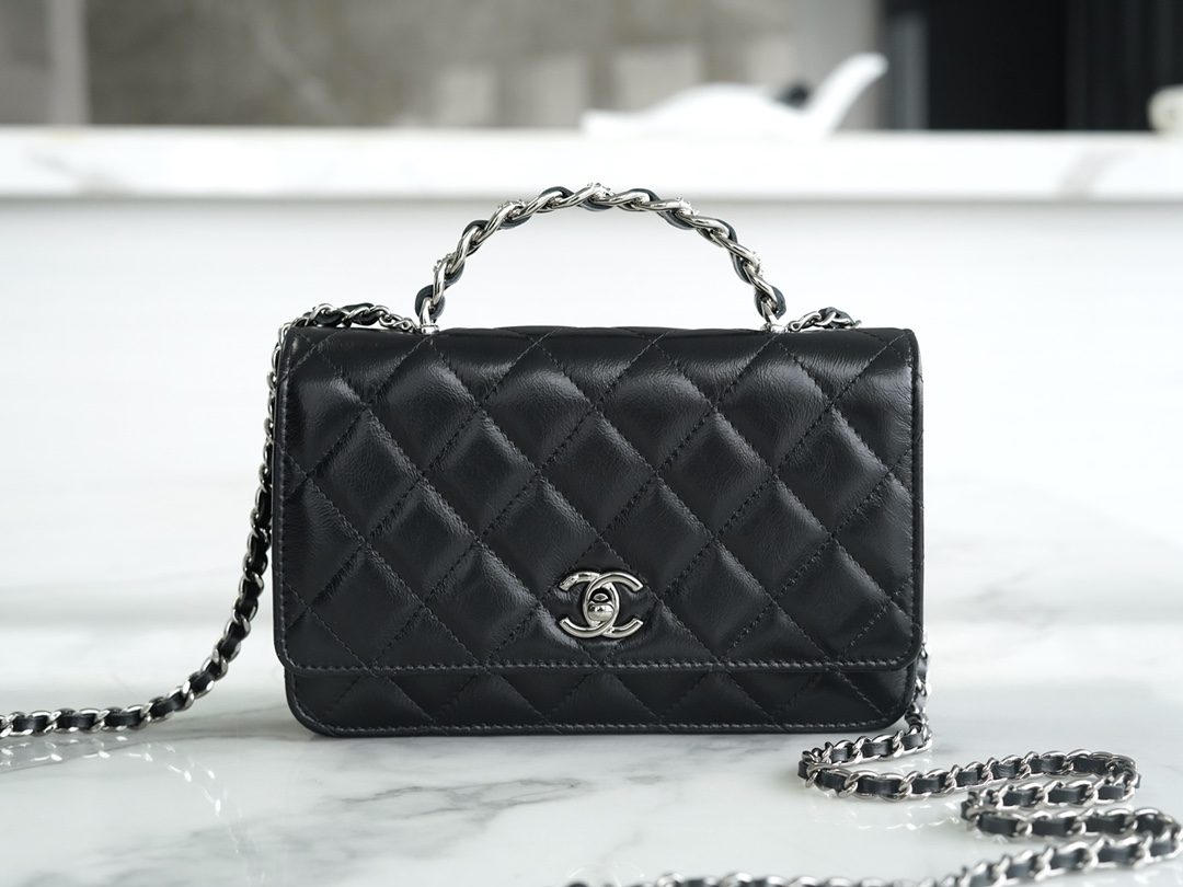 CHANEL rhinestone handle woc black 🖤 The leather is soft cowhide, wear Size: 12x19x3.5cm