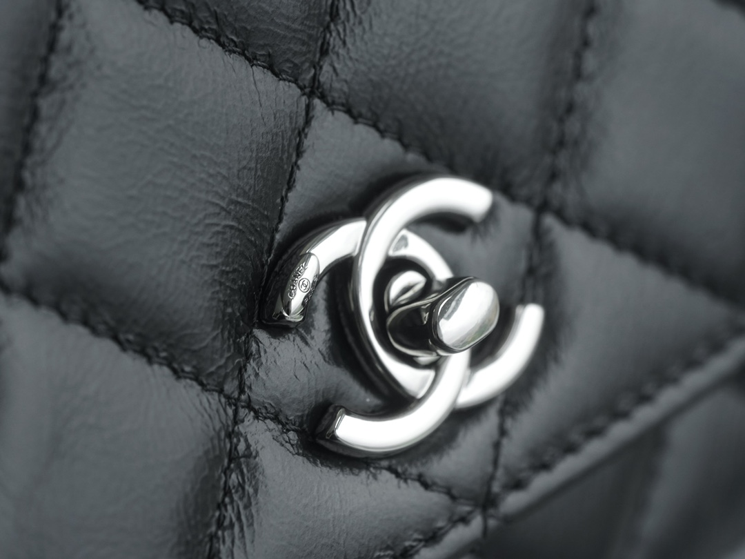 CHANEL rhinestone handle woc black 🖤 The leather is soft cowhide, wear Size: 12x19x3.5cm 9 CHANEL rhinestone handle woc black 🖤 The leather is soft cowhide, wear Size: 12x19x3.5cm - Image 9