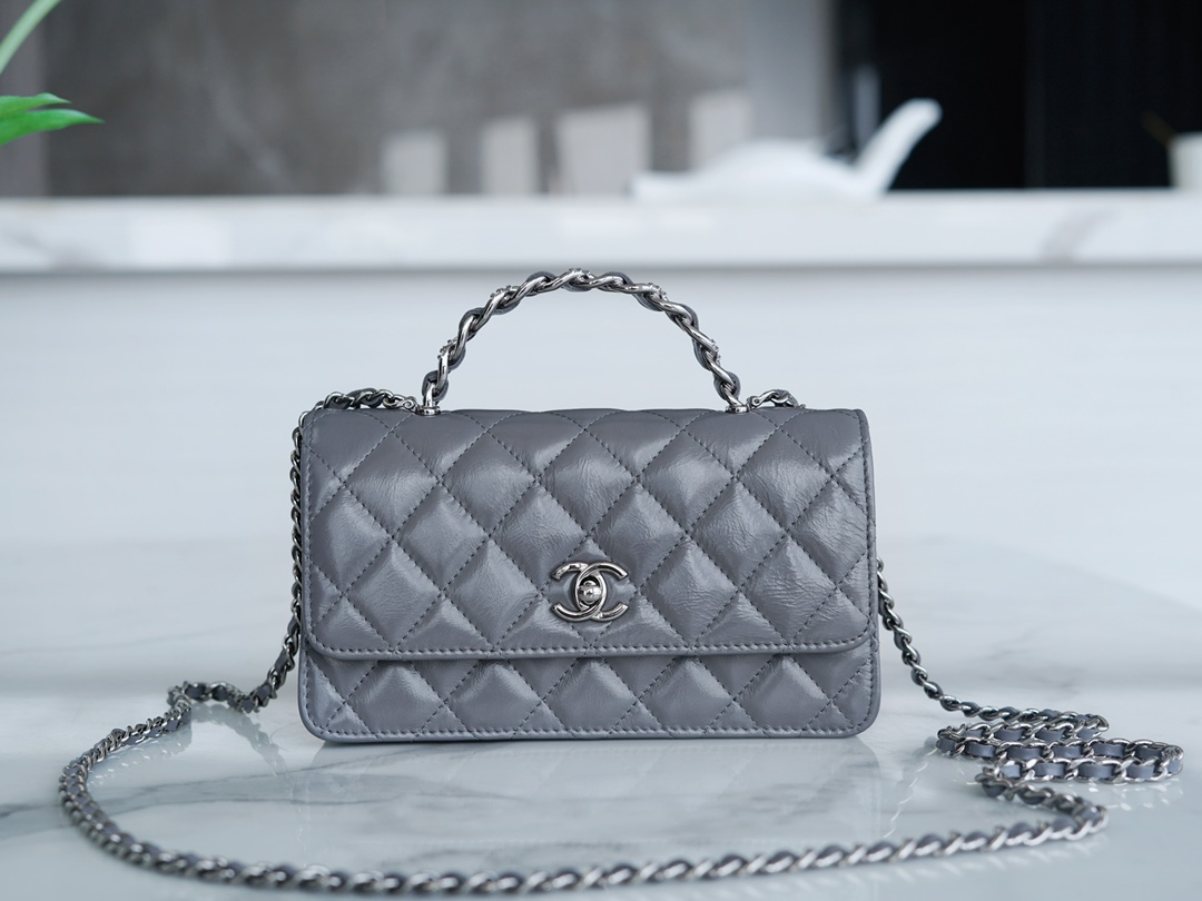 CHANEL Rhinestone Handle Accordion Dark Gray The leather is soft cowhide Size: 11*18.5*6cm