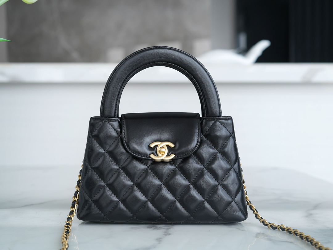 CHANEL 𝟮𝟯K Kelly handle bag black large Fashion is a cycle. Chanel redesigned the popular vintage Kelly