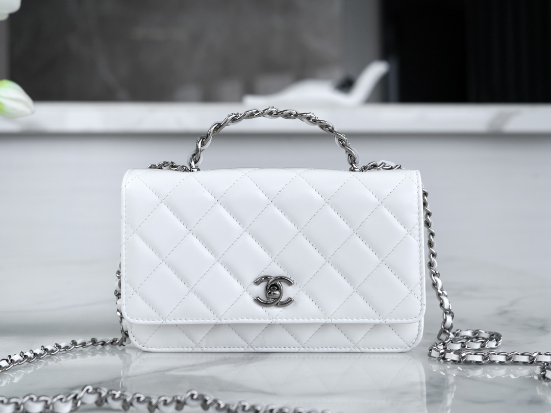 CHANEL rhinestone handle woc white ◻️ The leather is soft cowhide Size: 12x19x3.5cm