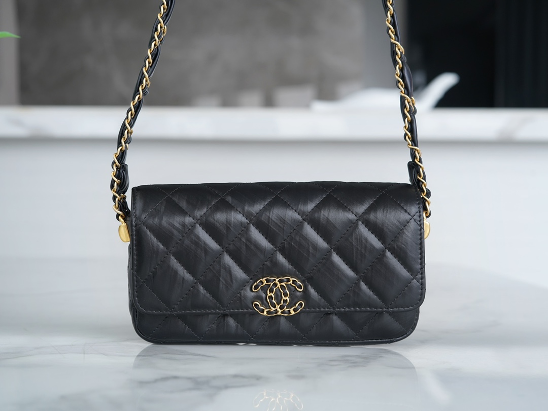 CHANEL Autumn Winter 19 Wide Strap Baguette Bag The wide shoulder strap is made of black and gold wrinkled cowhide