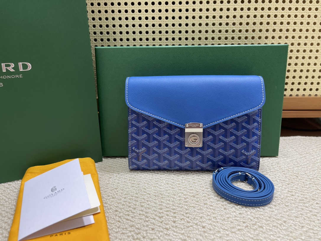 Goyard Chypre crossbody bag is out! It has the characteristics of a wallet and the concept of a handbag, which is clever and practical