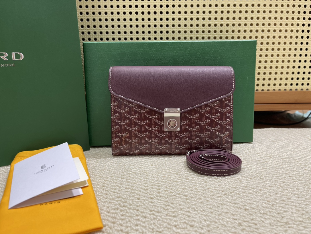 Goyard Chypre crossbody bag is out! It has the characteristics of a wallet and the concept of a handbag, which is clever and practical