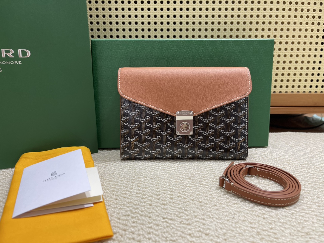 Goyard Chypre crossbody bag is out! It has the characteristics of a wallet and the concept of a handbag, which is clever and practical
