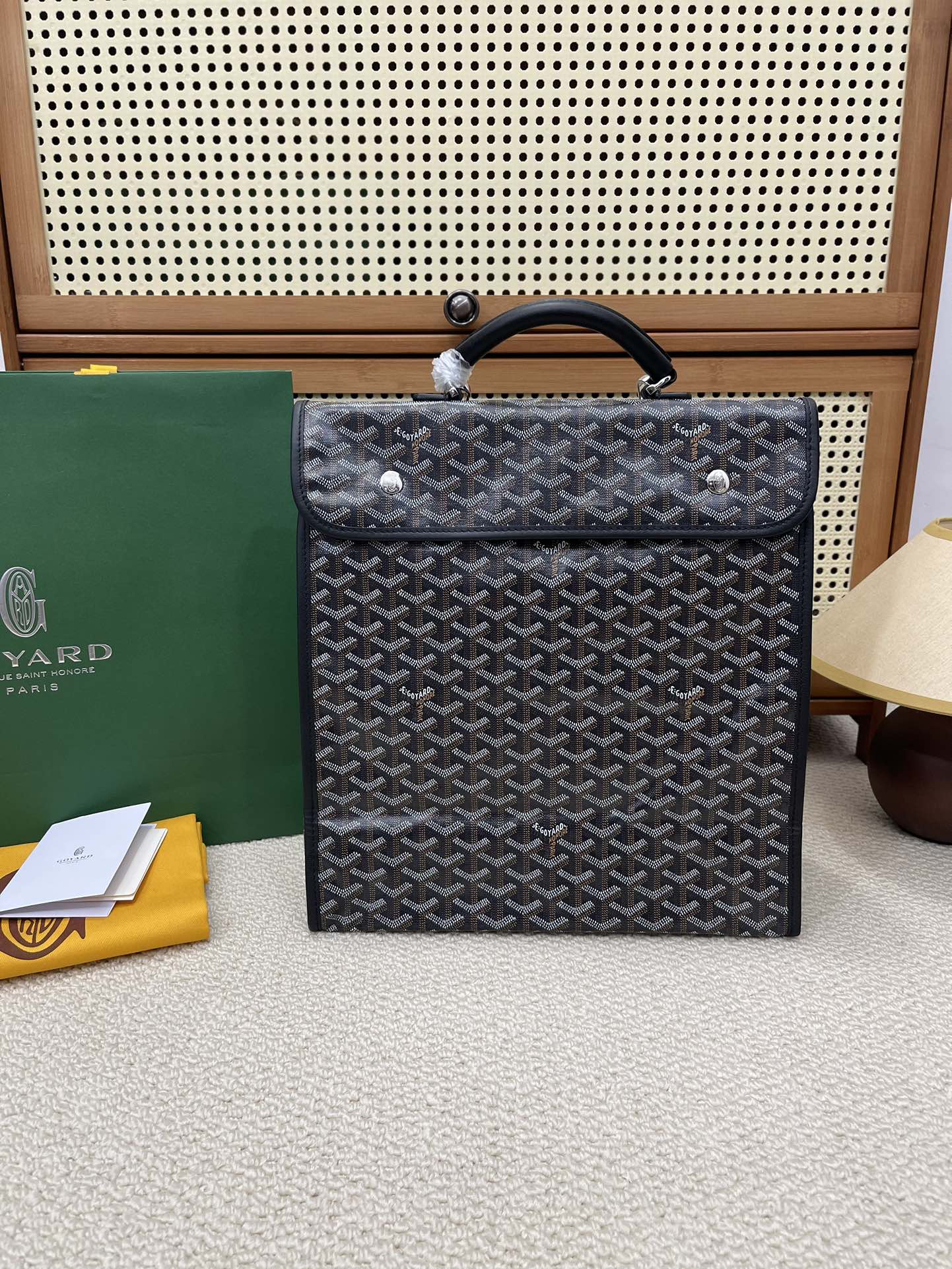 Goyard latest Saint Lager bag is out. The leather part is changed from the original flat cowhide to lychee-grained cowhide. This bag continues the functional and practical design that Goyard has always adhered to