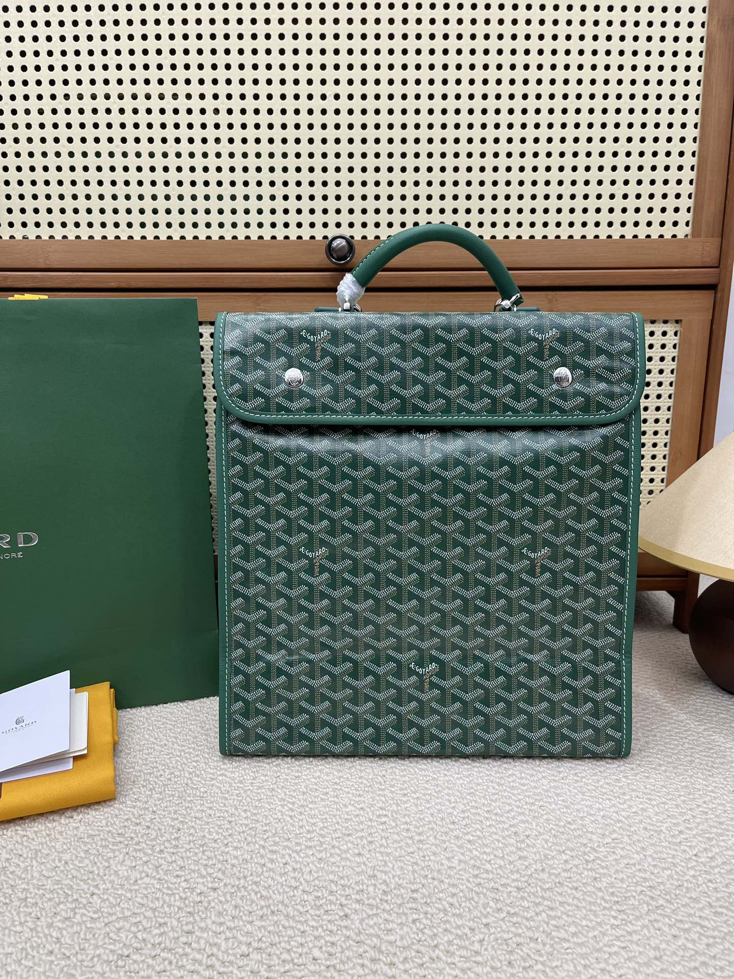 Goyard latest Saint Lager bag is out. The leather part is changed from the original flat cowhide to lychee-grained cowhide