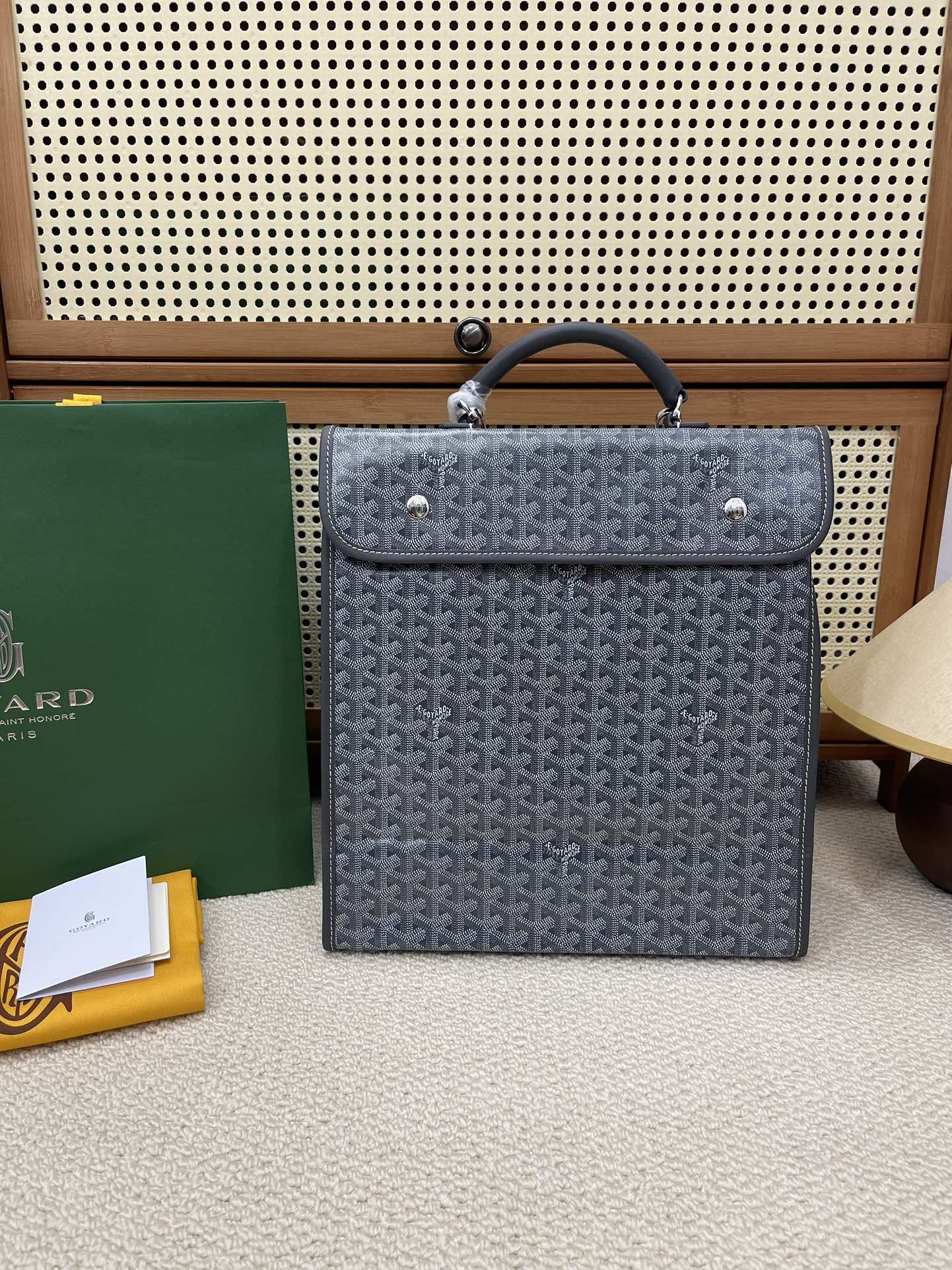 Goyard latest Saint Lager bag is out. The leather part is changed from the original flat cowhide to lychee-grained cowhide