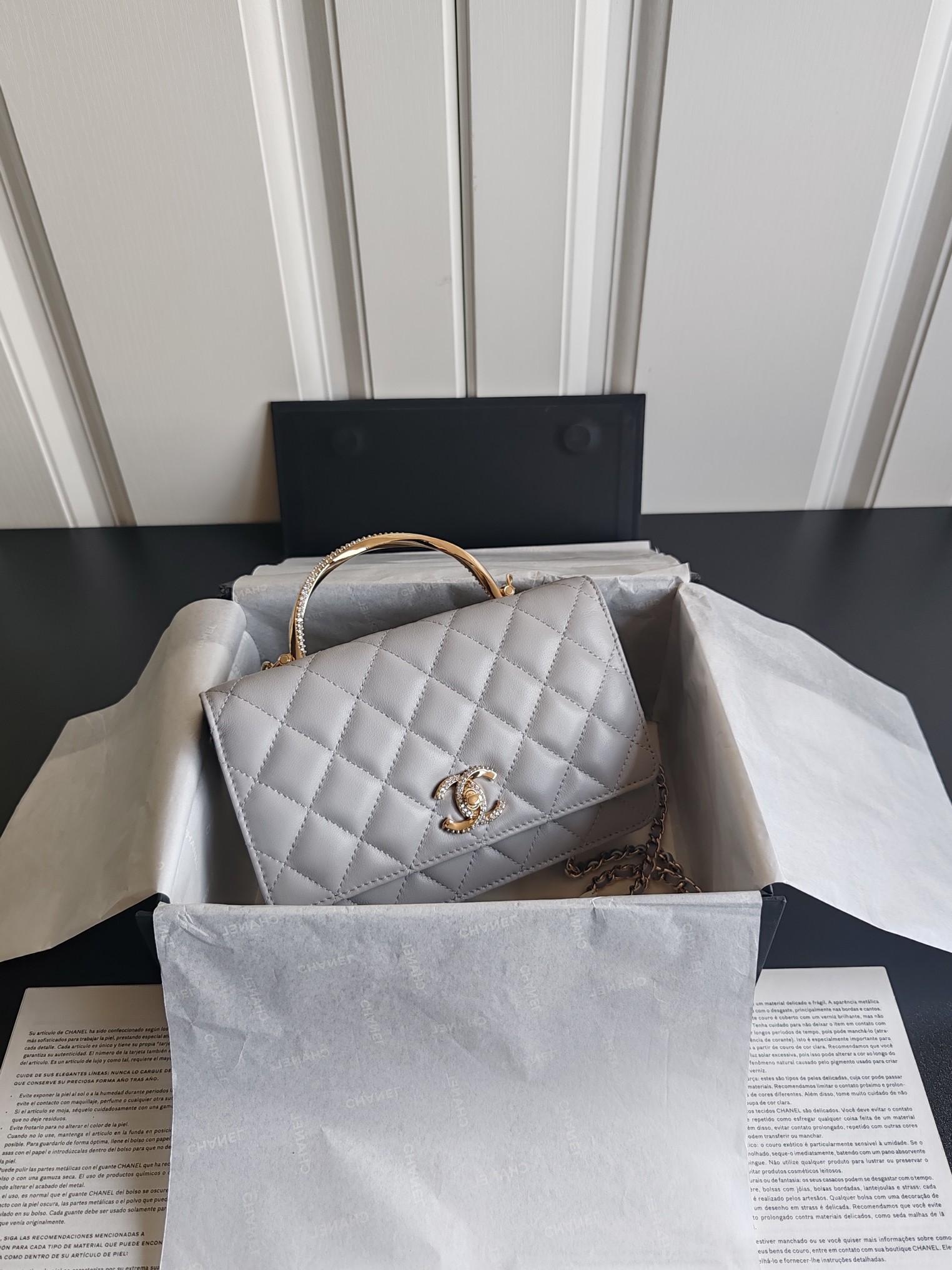 CHANEL 25C new milky white cowhide logo 12*19*3.5cm