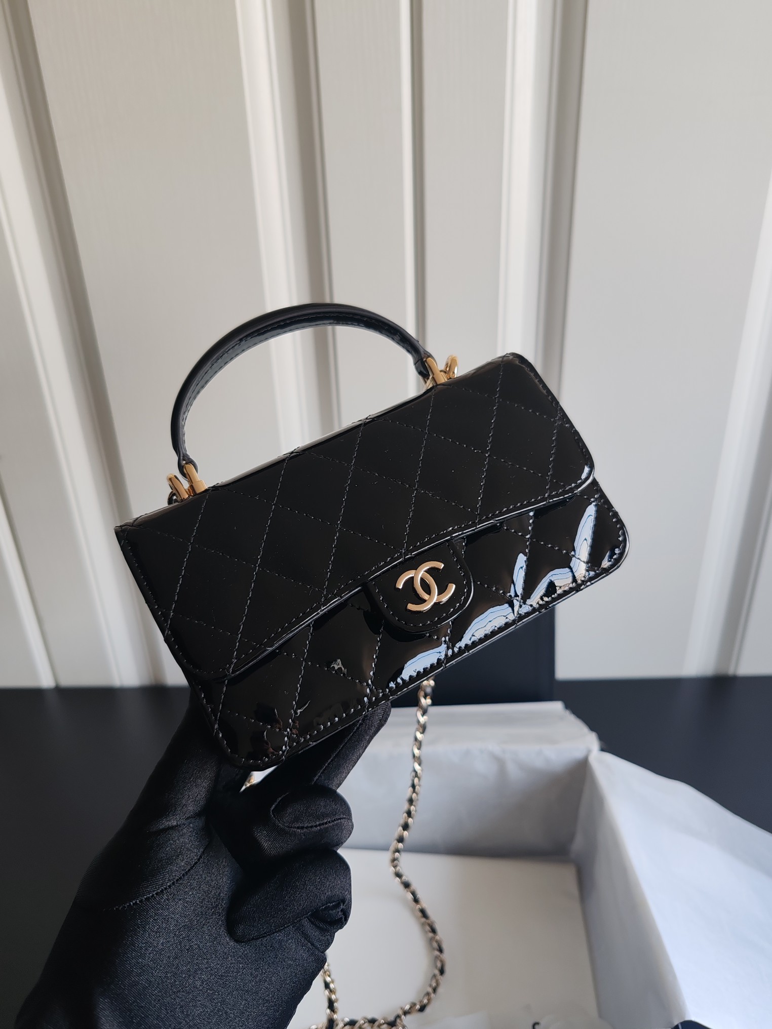 CHANEL 𝟮𝟯𝗖 Patent leather handle mini phone bag black