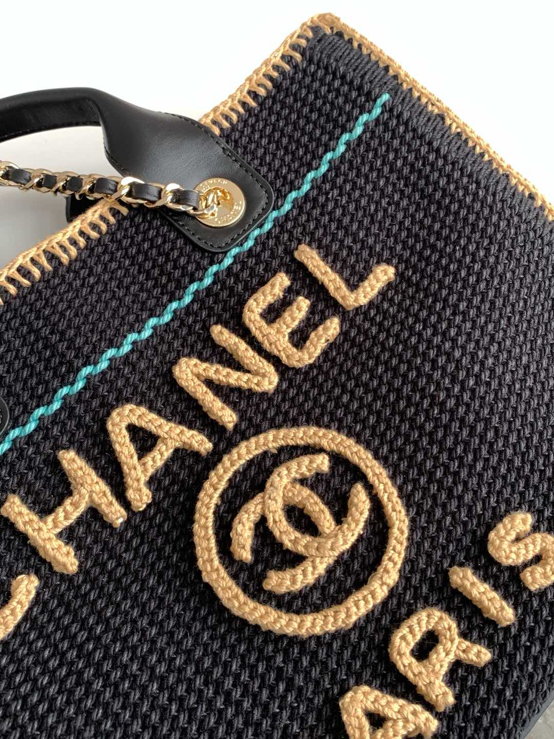 CHANEL Woven CHANEL beach bag | romantic summer atmosphere The unique woven material and fresh color combination create a summer atmosphere Size 32 8 CHANEL Woven CHANEL beach bag | romantic summer atmosphere The unique woven material and fresh color combination create a summer atmosphere Size 32 - Image 8
