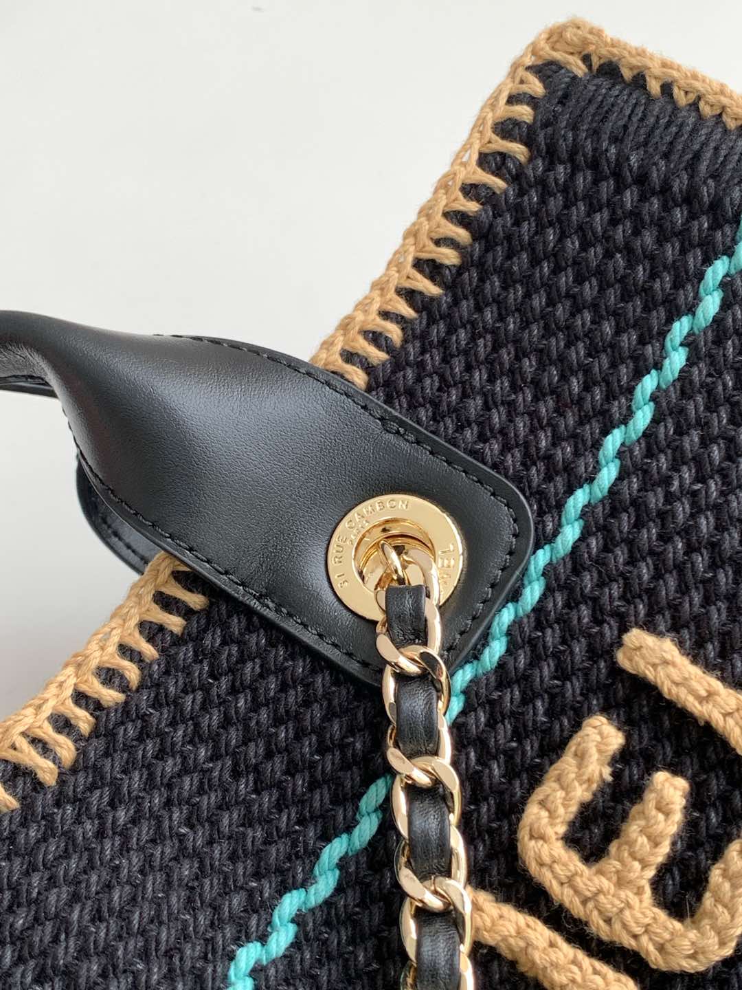 CHANEL Woven CHANEL beach bag | romantic summer atmosphere The unique woven material and fresh color combination create a summer atmosphere Size 32 9 CHANEL Woven CHANEL beach bag | romantic summer atmosphere The unique woven material and fresh color combination create a summer atmosphere Size 32 - Image 9