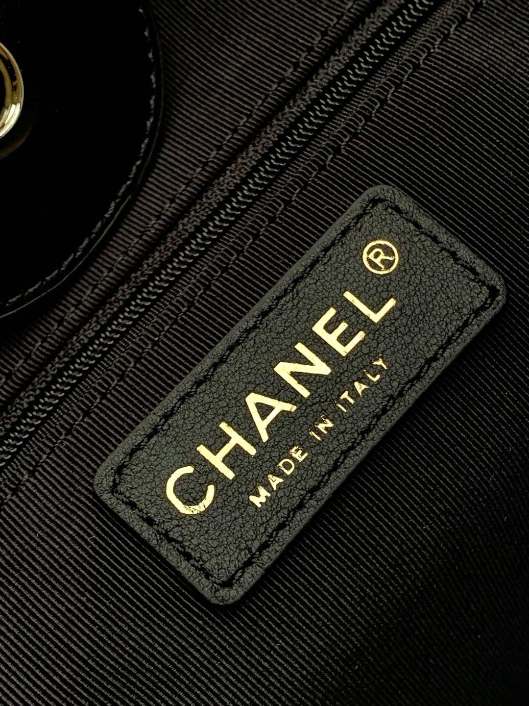 CHANEL Woven CHANEL beach bag | romantic summer atmosphere The unique woven material and fresh color combination create a summer atmosphere Size 32 3 CHANEL Woven CHANEL beach bag | romantic summer atmosphere The unique woven material and fresh color combination create a summer atmosphere Size 32 - Image 3