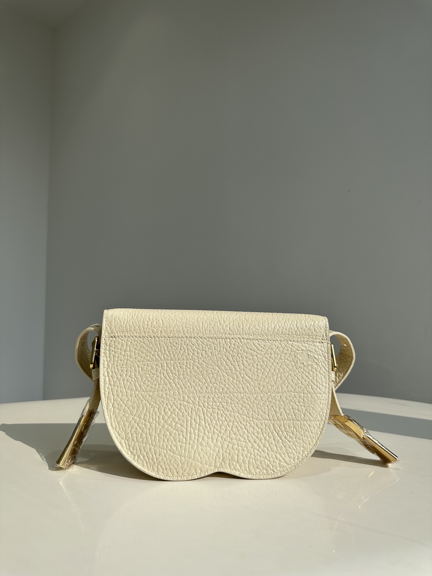 Burberry pure original Chess series saddle bag can be worn as a shoulder or crossbody bag. It is carefully crafted from large-grain calfskin 7 Burberry pure original Chess series saddle bag can be worn as a shoulder or crossbody bag. It is carefully crafted from large-grain calfskin - Image 7