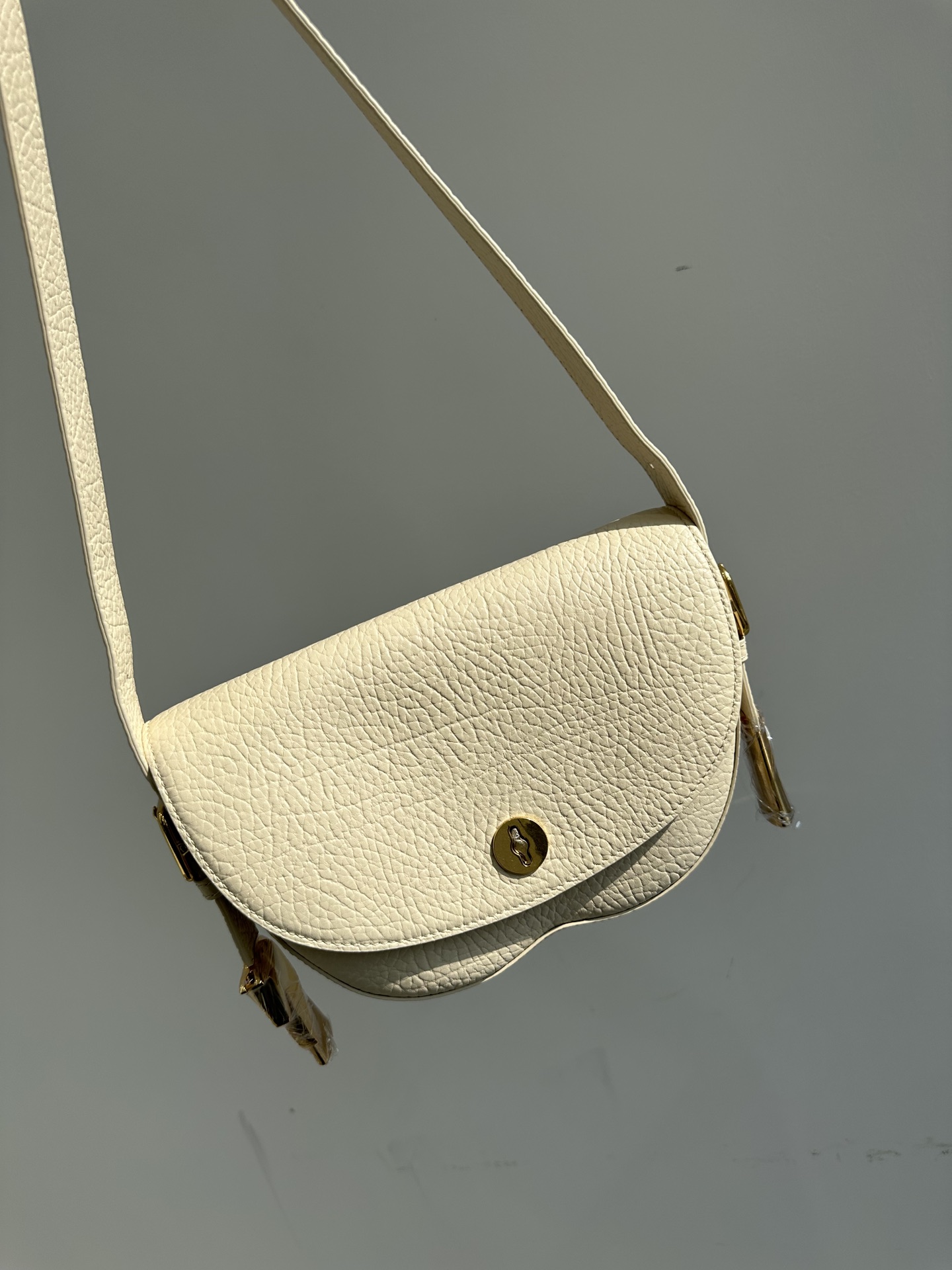 Burberry pure original Chess series saddle bag can be worn as a shoulder or crossbody bag. It is carefully crafted from large-grain calfskin 9 Burberry pure original Chess series saddle bag can be worn as a shoulder or crossbody bag. It is carefully crafted from large-grain calfskin - Image 9