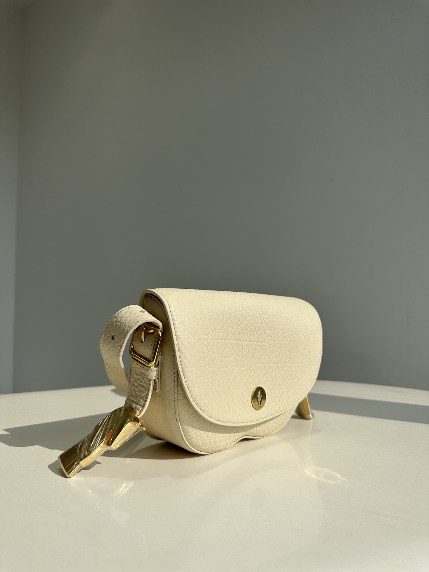 Burberry pure original Chess series saddle bag can be worn as a shoulder or crossbody bag. It is carefully crafted from large-grain calfskin 6 Burberry pure original Chess series saddle bag can be worn as a shoulder or crossbody bag. It is carefully crafted from large-grain calfskin - Image 6