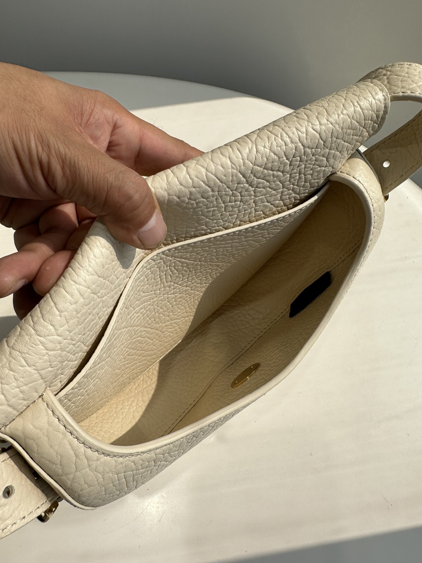 Burberry pure original Chess series saddle bag can be worn as a shoulder or crossbody bag. It is carefully crafted from large-grain calfskin 3 Burberry pure original Chess series saddle bag can be worn as a shoulder or crossbody bag. It is carefully crafted from large-grain calfskin - Image 3